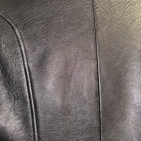 Guess black leather jacket. Thick, warm leather jacket with satin lining. - Picture 3 of 4